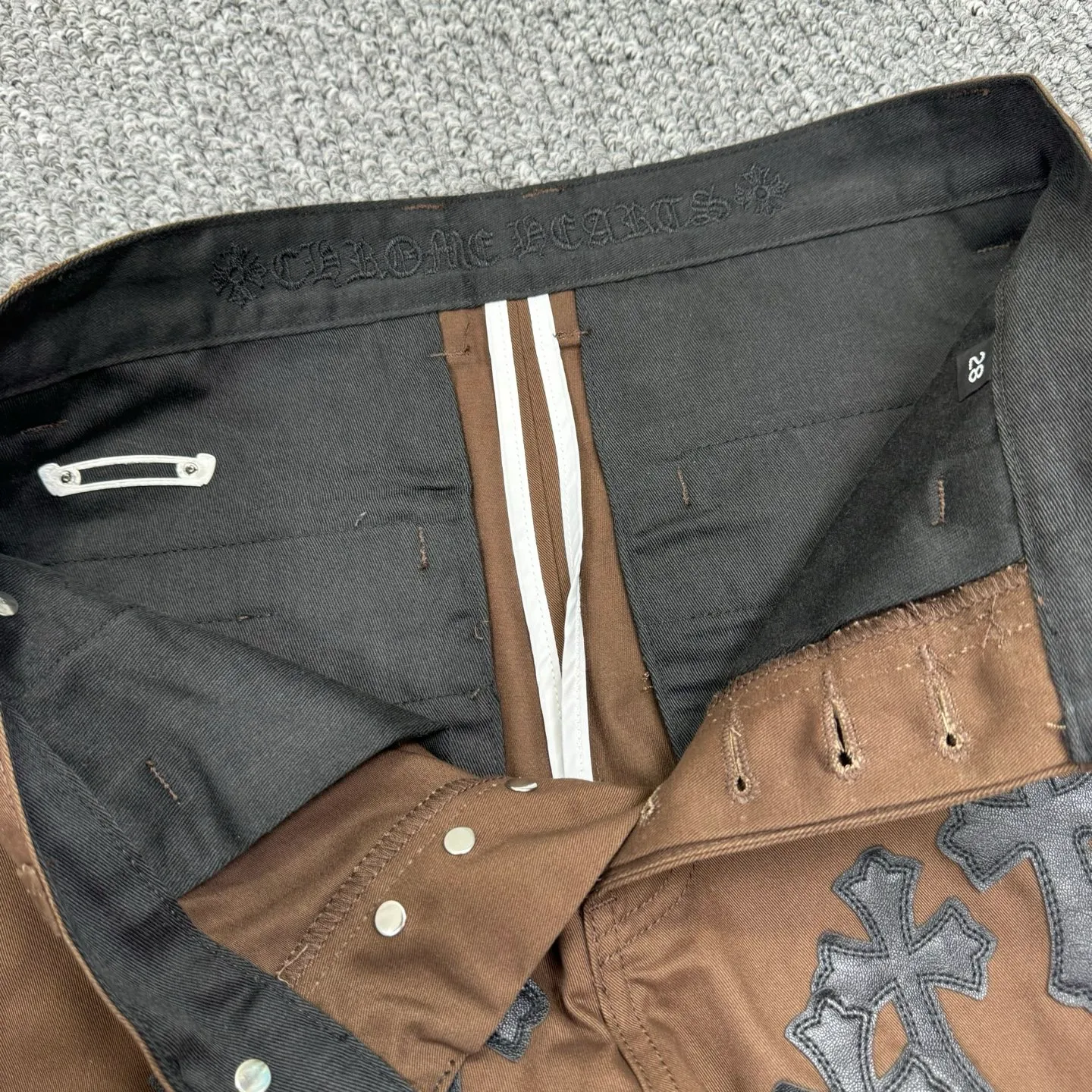 P260 model number: H853 ChromeHearts & ChromeHearts Brown casual pants and jeans. Original hardware and accessories, washed and other hanging tags. The QR code analysis is all from the original factory, with a high degree of restoration. You are welcome to compare with a certain product~ Three-dimensional version Loose and comfortable, not picky about the figure, taller and slimmer, factory Seiko, original factory quality control, same style for men and women, can be matched with couples, versatile recommendation, must-have jeans for all seasons, fashionable people have been disappointed From the quality selection of fabrics, the tailoring of details, and the matching of patterns, everything is impeccable! The upper body is so handsome when worn...it can be easily worn by men, women and children! The craftsmanship is made of heavy-duty washed pure cotton denim fabric. After washing, it is soft and thick and looks very stylish when worn. Size: 28, 30, 32, 34, 36 (S-XXL) Color: Brown